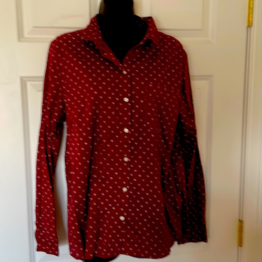 Old Navy classic shirt! Rich burgundy color with cute print!
